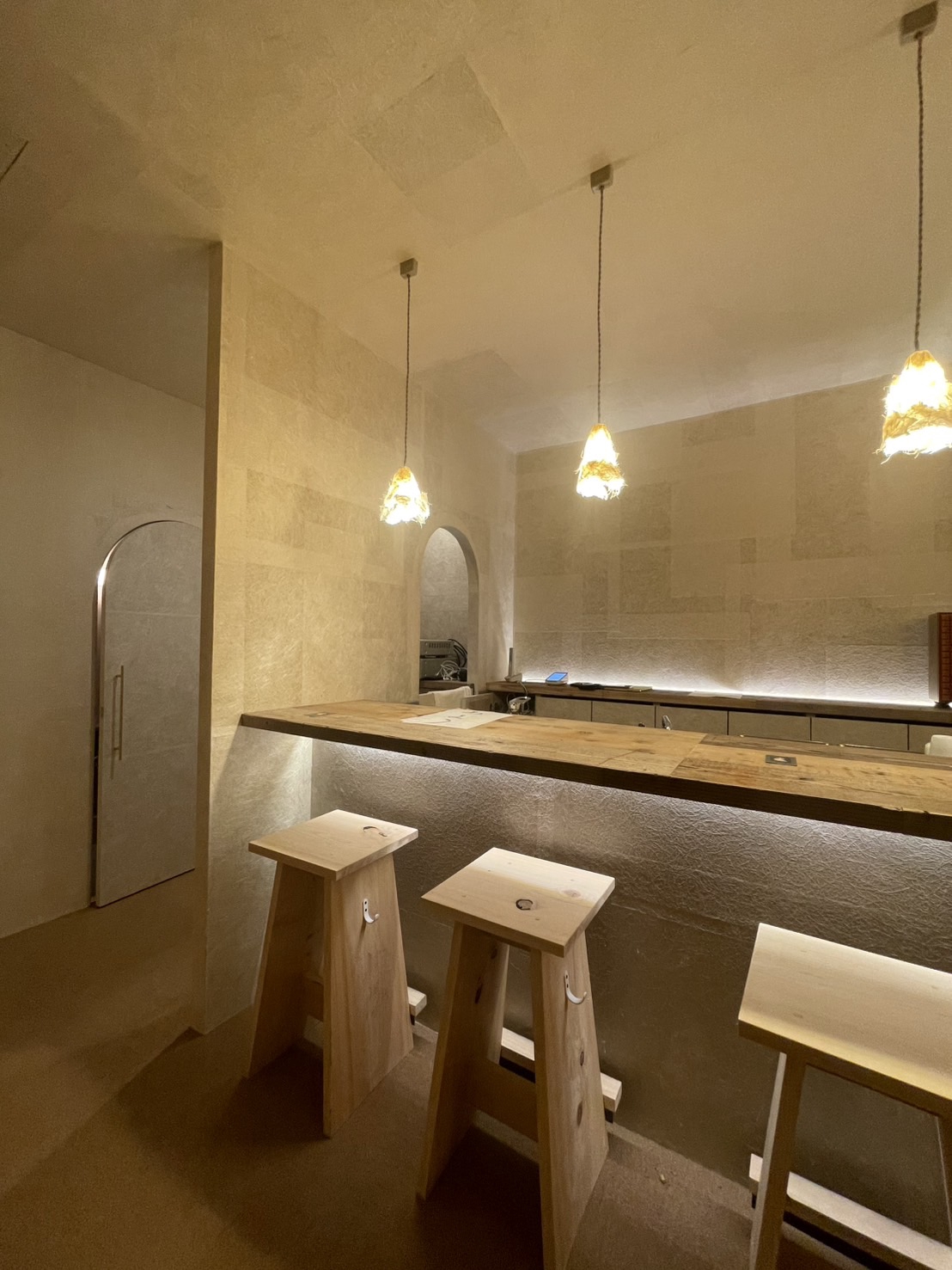 落ち着いた色合いのあまろのカウンター席 / Counter seating at amaro