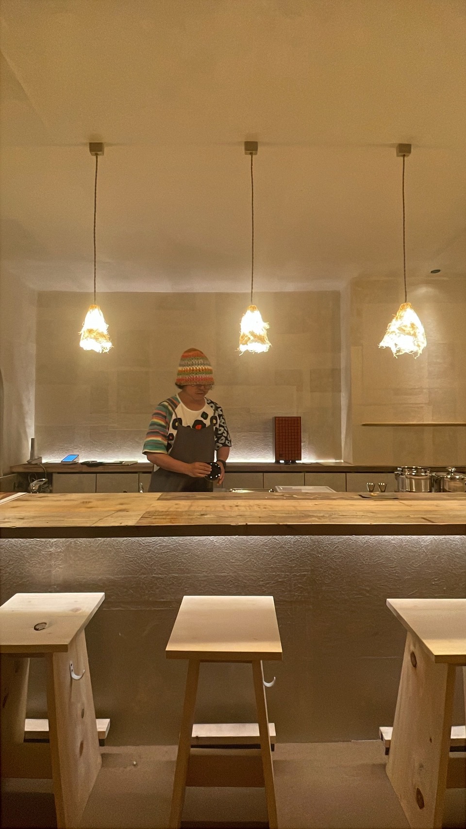 柔らかな照明が灯る、あまろのカウンター / The softly lit counter at amaro